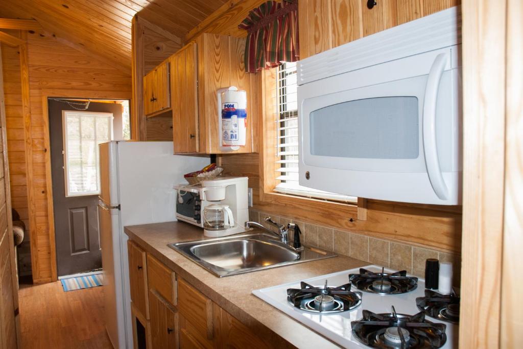 Medina Lake Camping Resort Cabin 4 image 6